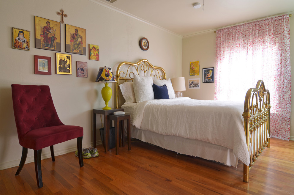 Cette photo montre une chambre éclectique avec un mur beige, un sol en bois brun et aucune cheminée.