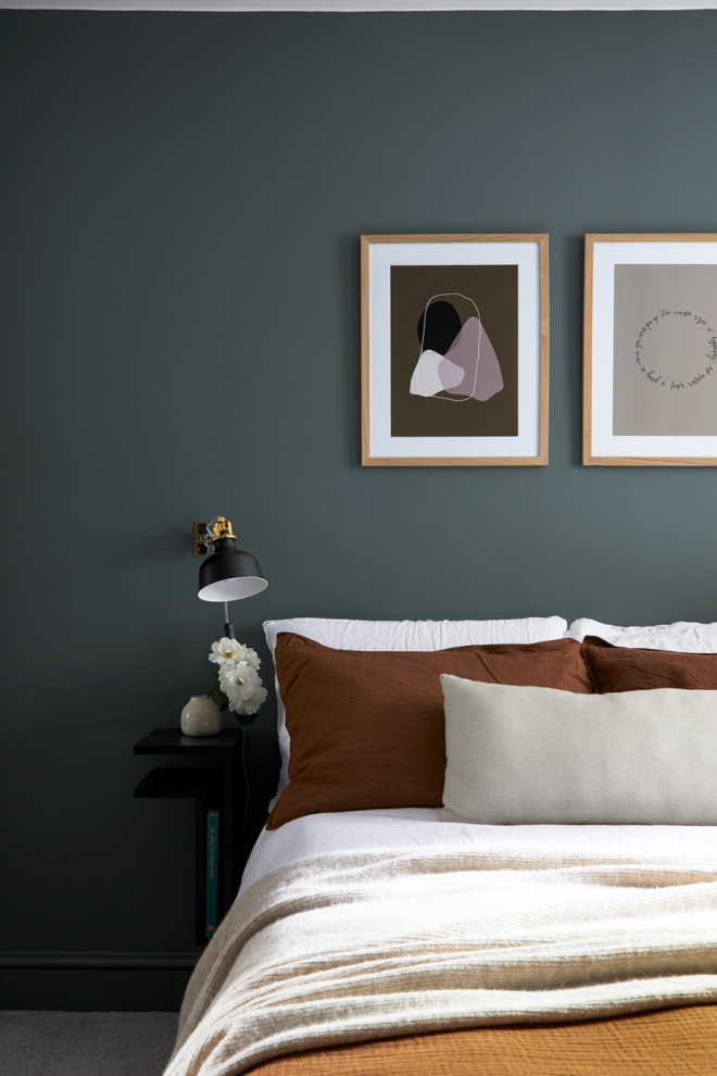 Immagine di una piccola camera matrimoniale minimal con pareti verdi, moquette e pavimento grigio