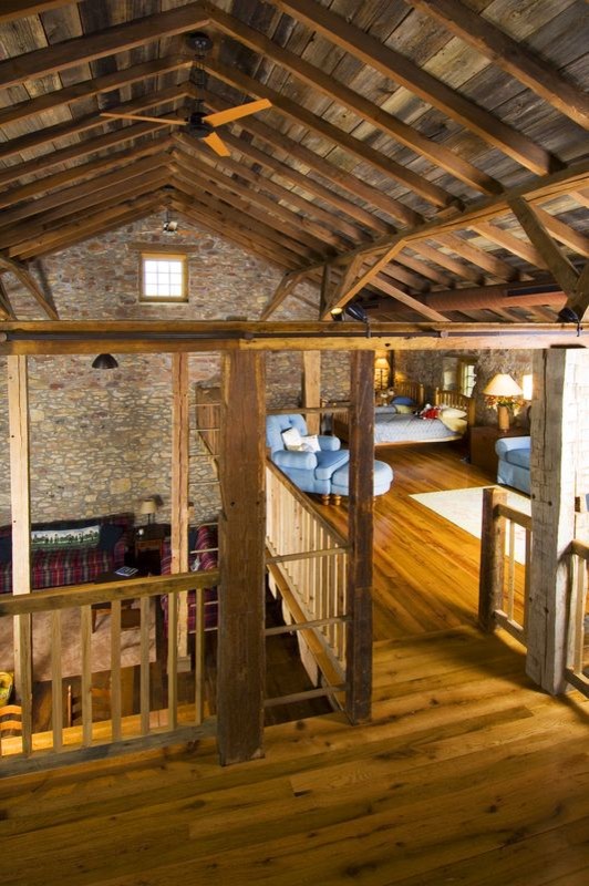 Idee per una camera da letto stile loft country con pavimento in legno massello medio
