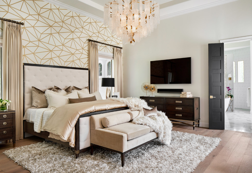 Großes Klassisches Hauptschlafzimmer mit weißer Wandfarbe, hellem Holzboden und grauem Boden in Austin