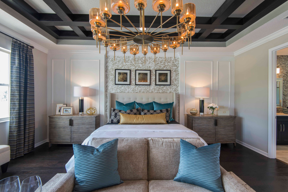 Großes Klassisches Schlafzimmer mit weißer Wandfarbe, braunem Boden, freigelegten Dachbalken und Tapetenwänden in Orlando