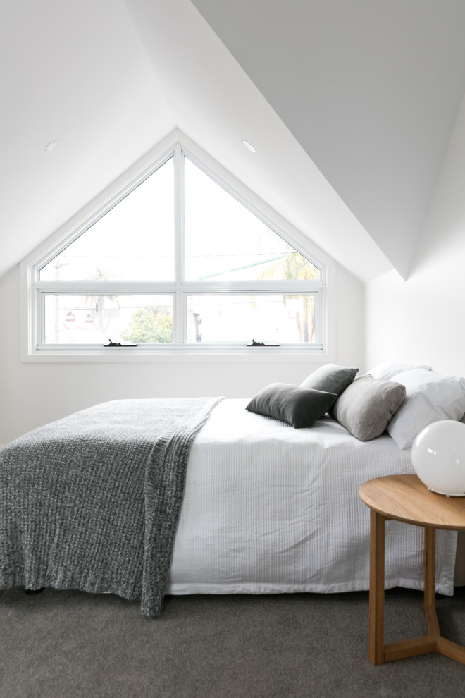 Modernes Schlafzimmer mit weißer Wandfarbe, Teppichboden, grauem Boden und gewölbter Decke in Sydney