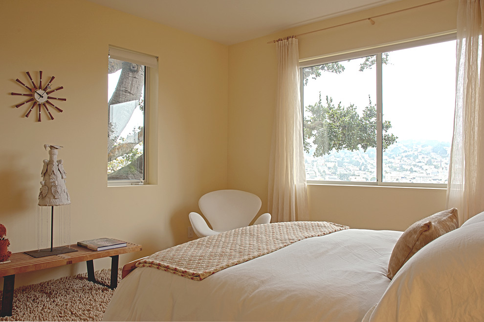 サンフランシスコにあるコンテンポラリースタイルのおしゃれな寝室 (ベージュの壁、カーペット敷き) のインテリア