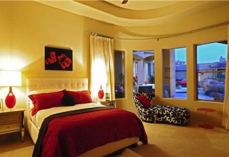 Пример оригинального дизайна: большая хозяйская спальня в современном стиле с бежевыми стенами и ковровым покрытием без камина