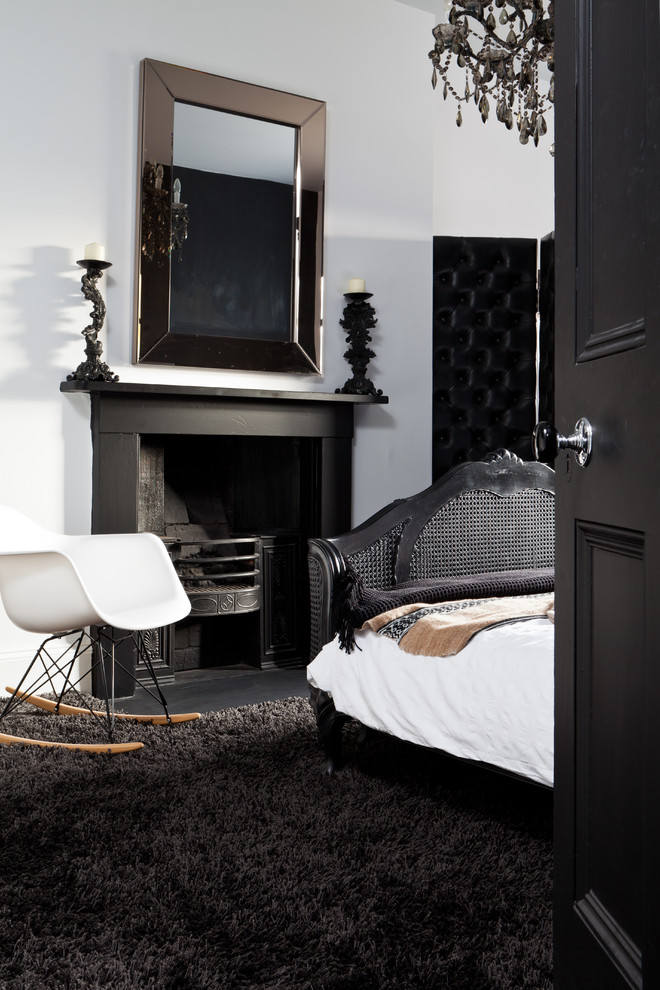 На фото: спальня в современном стиле с белыми стенами и черным полом с