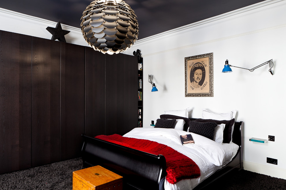 バーミングハムにあるコンテンポラリースタイルのおしゃれな寝室 (白い壁、カーペット敷き、黒い天井)