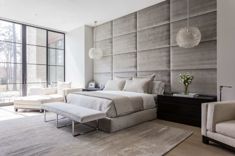 Idée de décoration pour une chambre grise et noire design avec un mur blanc, parquet clair et un sol beige.