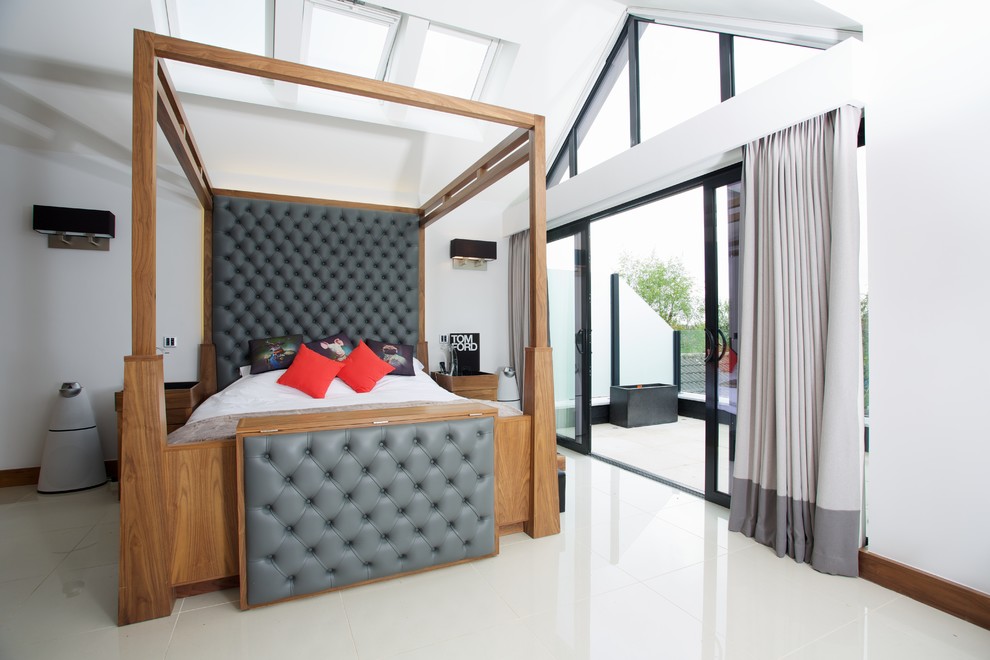 На фото: огромная хозяйская спальня в современном стиле с белыми стенами и полом из керамогранита с