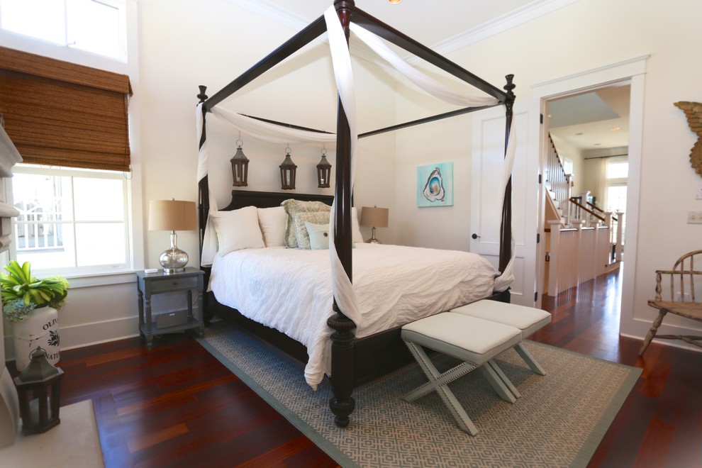 Стильный дизайн: большая хозяйская спальня в морском стиле с белыми стенами и темным паркетным полом без камина - последний тренд