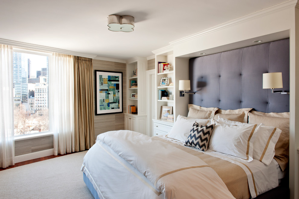Exemple d'une chambre d'amis chic de taille moyenne avec un mur beige, parquet foncé et un sol marron.