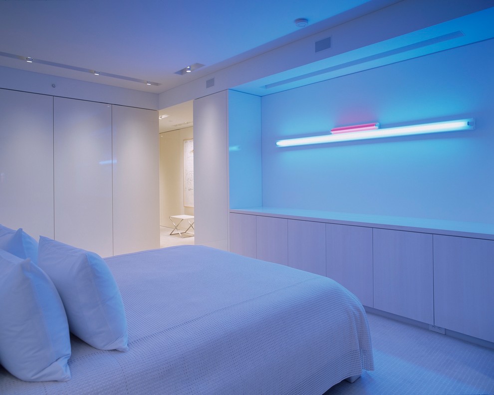 Пример оригинального дизайна: спальня в стиле модернизм с белыми стенами и ковровым покрытием