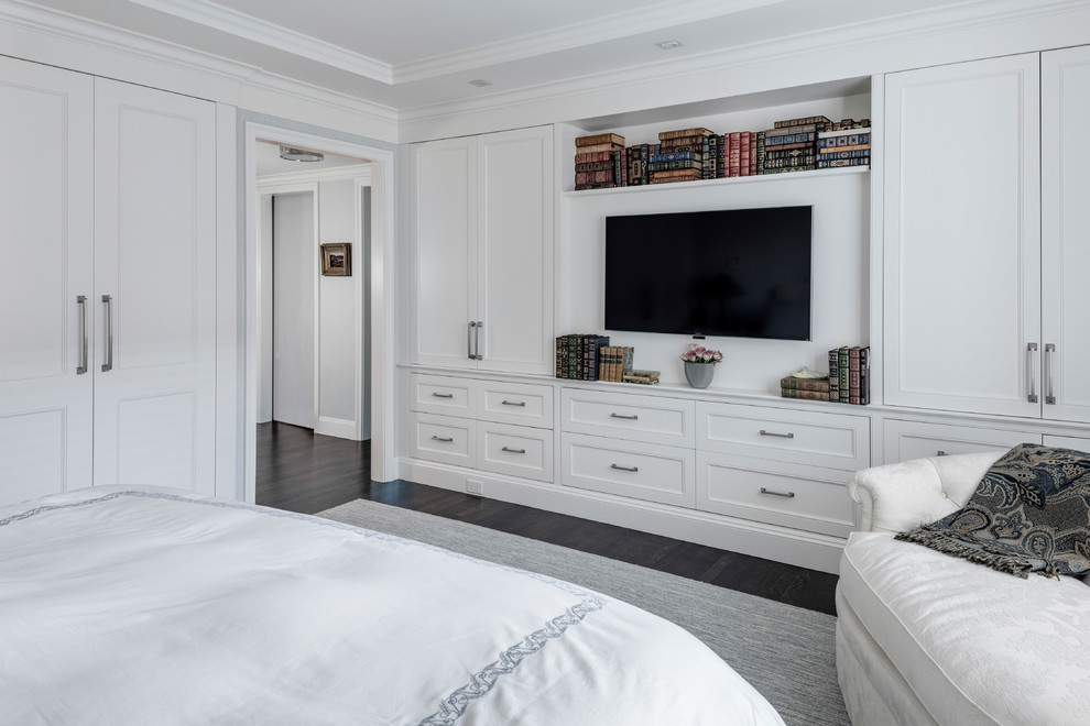 На фото: большая хозяйская спальня в стиле неоклассика (современная классика) с серыми стенами, темным паркетным полом и коричневым полом без камина с