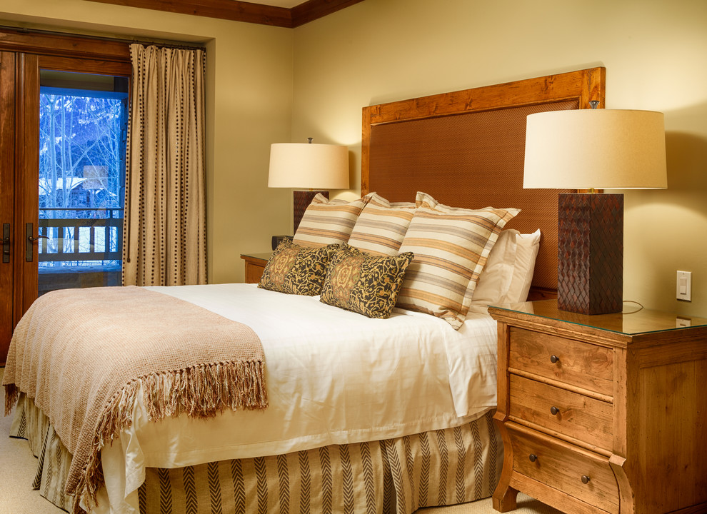 Foto de habitación de invitados de estilo americano de tamaño medio sin chimenea con paredes beige, moqueta y suelo beige