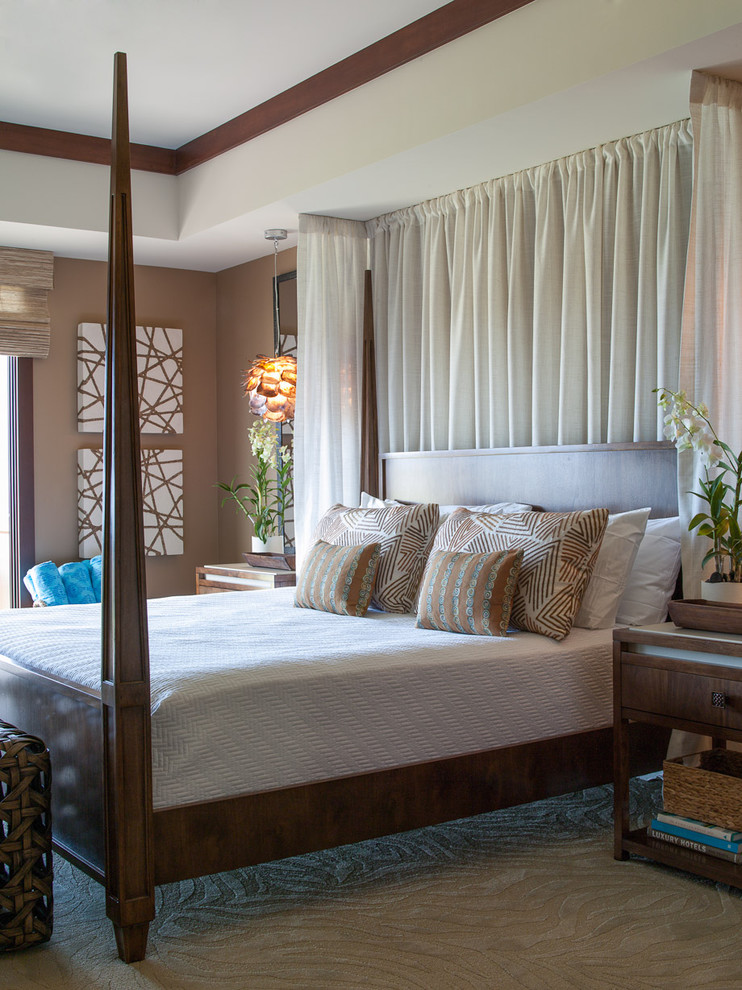 Idee per una grande camera da letto tropicale con pareti beige e moquette