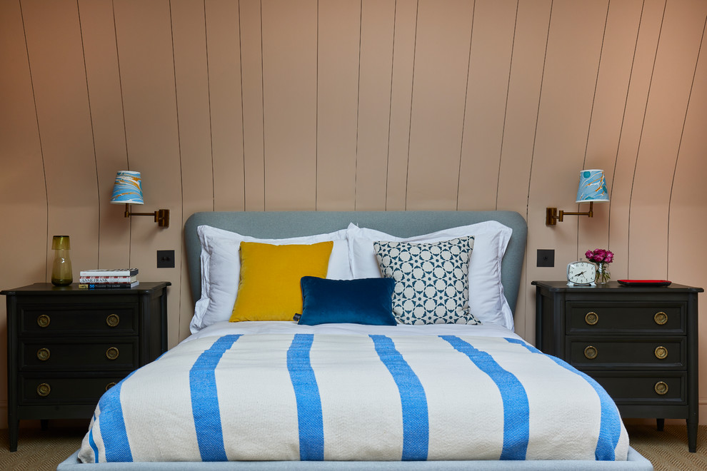 Idee per una camera da letto classica con pareti beige, moquette e pavimento beige