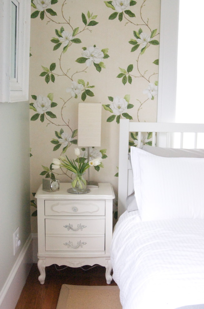Esempio di una camera da letto contemporanea con pareti beige e pavimento in legno massello medio