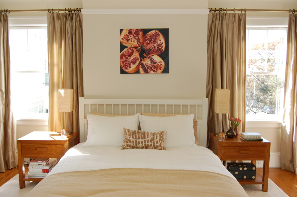 Ispirazione per una camera da letto minimal con pareti beige