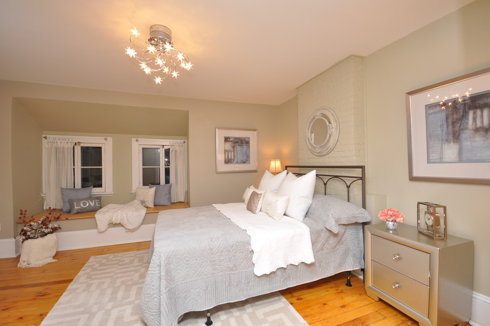 Ejemplo de dormitorio principal actual de tamaño medio con paredes beige y suelo de madera en tonos medios