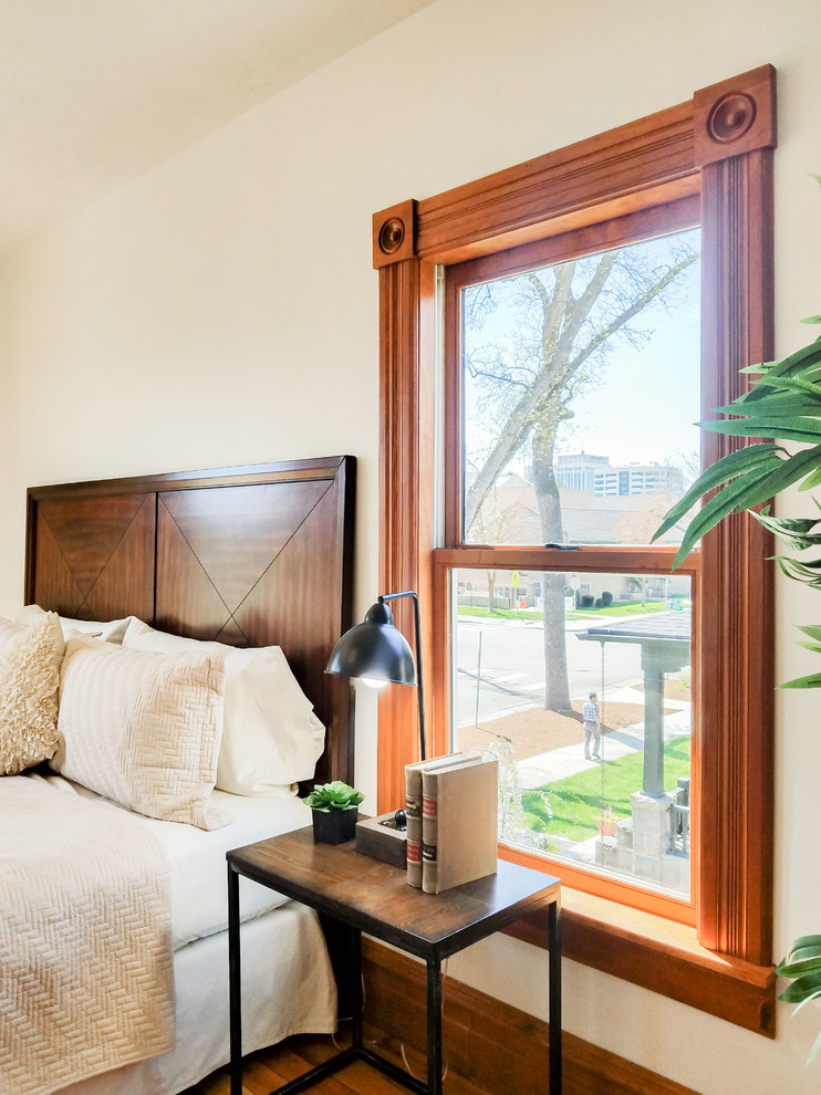 Kleines Klassisches Hauptschlafzimmer ohne Kamin mit weißer Wandfarbe, braunem Holzboden und orangem Boden in Boise