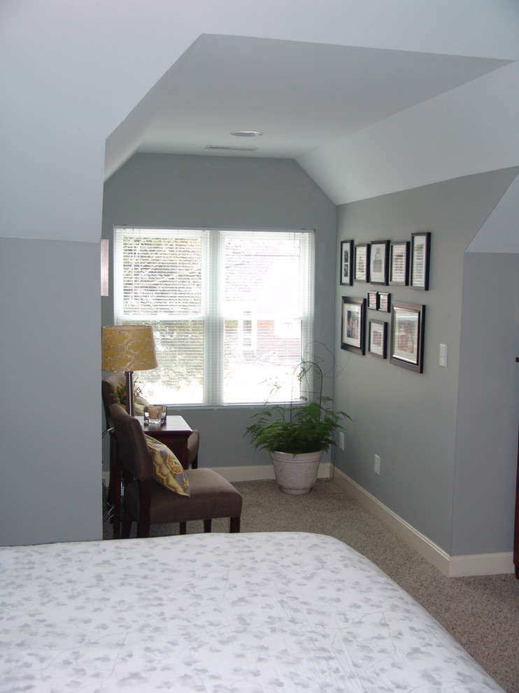Ispirazione per una camera degli ospiti tradizionale con pareti grigie e moquette