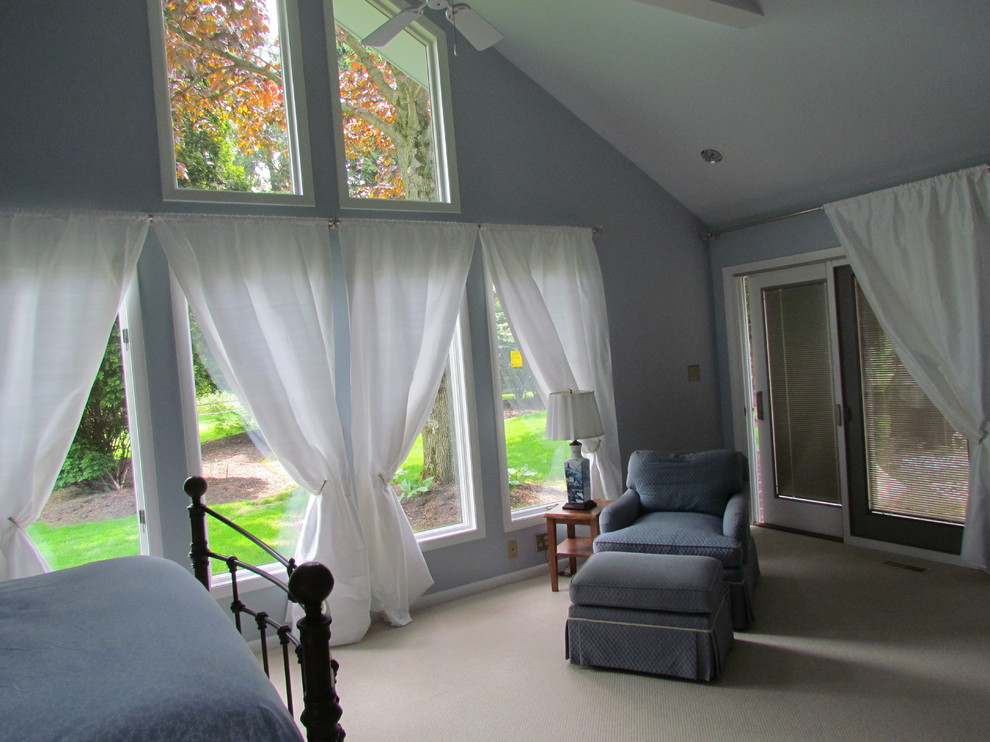 Идея дизайна: большая хозяйская спальня в стиле неоклассика (современная классика) с синими стенами
