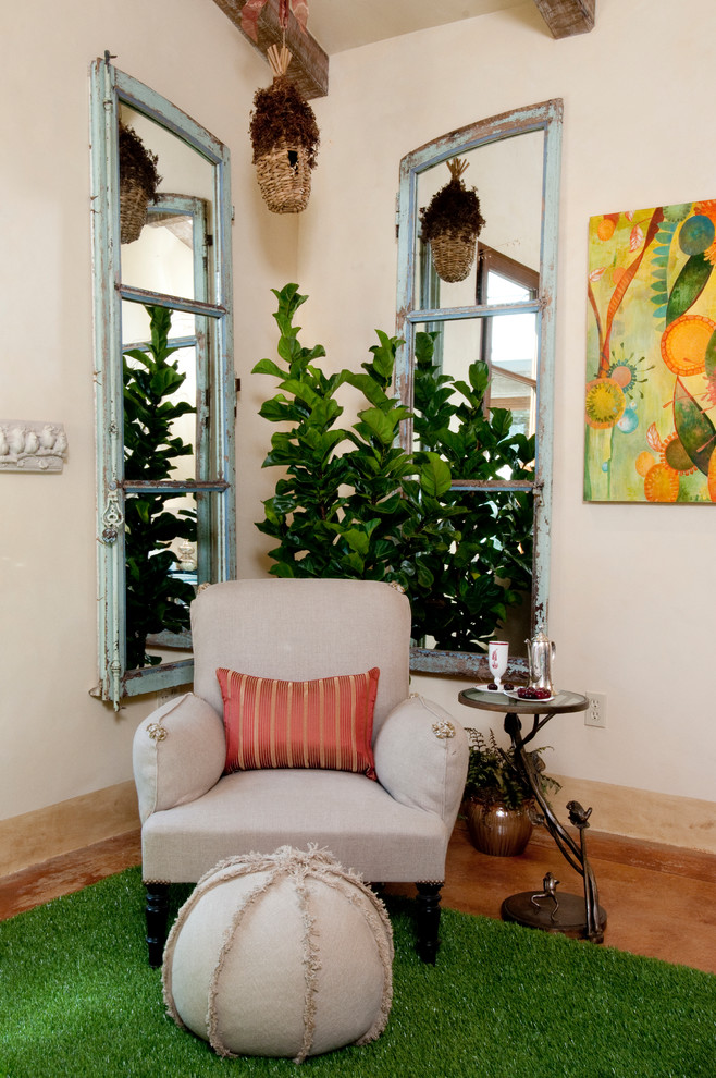Diseño de habitación de invitados bohemia con paredes beige y suelo de madera en tonos medios