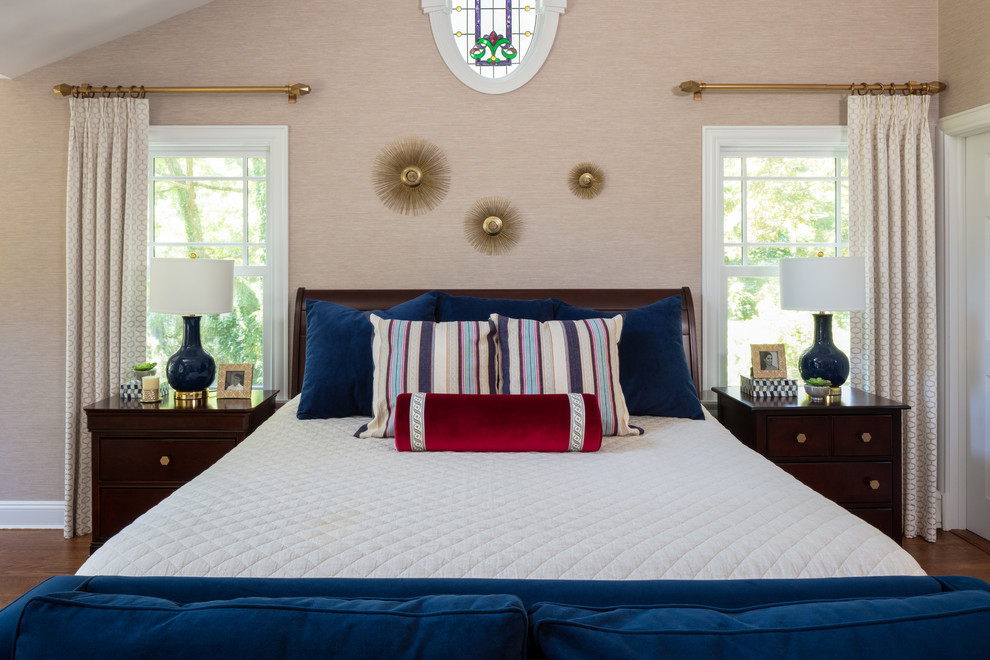 Foto de dormitorio principal vintage grande con paredes beige, suelo de madera en tonos medios, todas las chimeneas, marco de chimenea de madera y suelo marrón