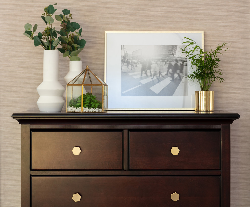 Inspiration pour une grande chambre parentale vintage avec un mur beige, un sol en bois brun, une cheminée standard, un manteau de cheminée en bois et un sol marron.