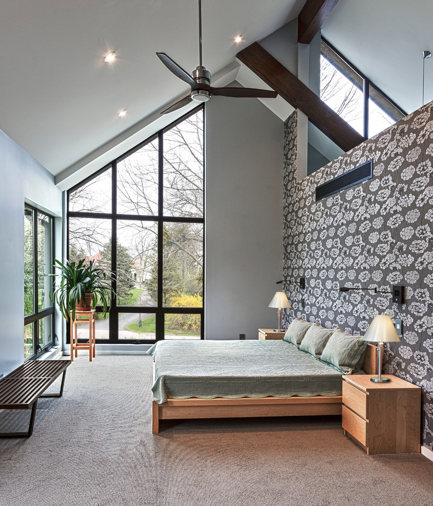 Ejemplo de dormitorio principal contemporáneo grande sin chimenea con paredes grises, moqueta y suelo beige