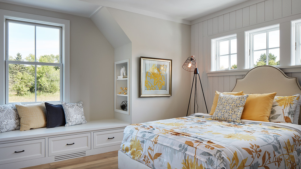 Modelo de dormitorio campestre con paredes blancas y suelo de madera en tonos medios