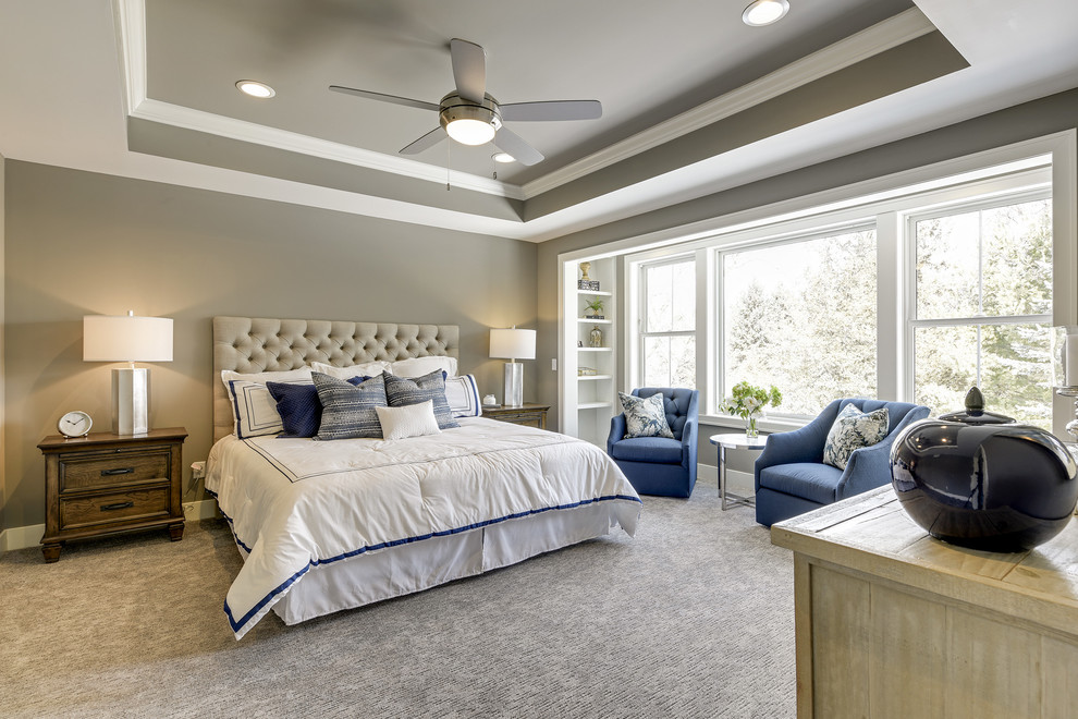 Diseño de dormitorio principal clásico renovado grande con paredes grises, moqueta y suelo gris