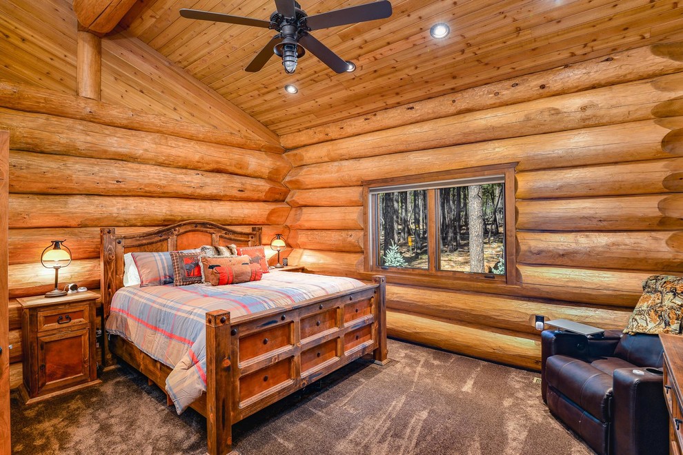 На фото: гостевая спальня среднего размера, (комната для гостей) в стиле рустика с коричневыми стенами, ковровым покрытием и серым полом без камина с