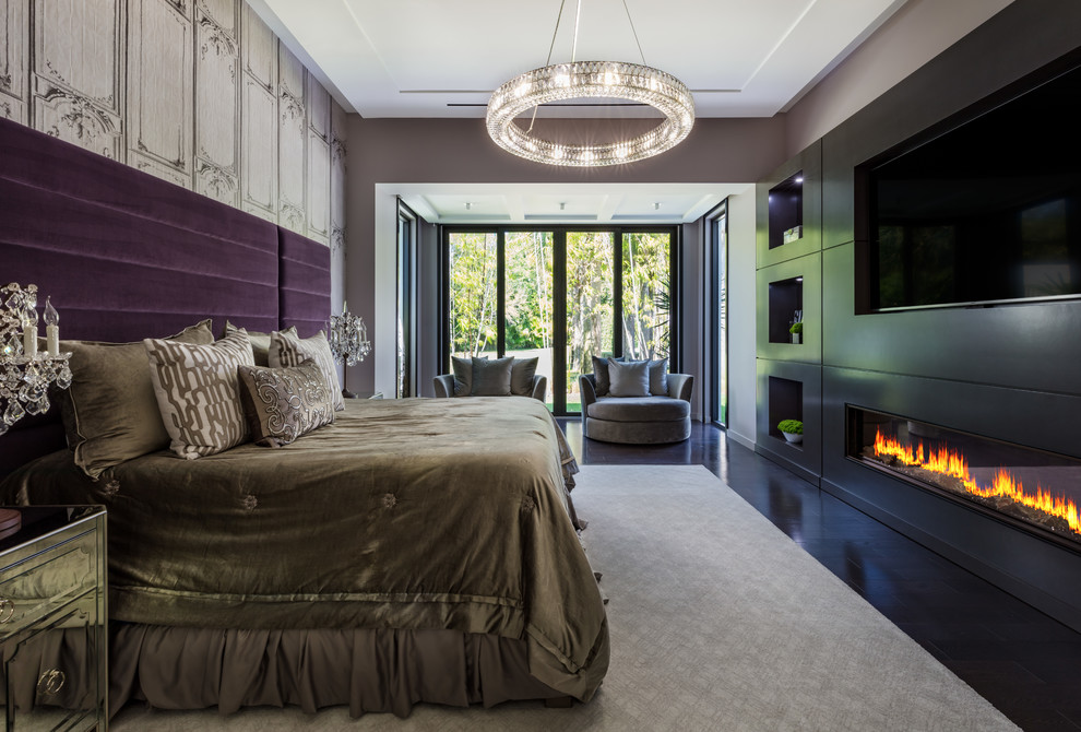 Идея дизайна: хозяйская спальня в современном стиле с разноцветными стенами, темным паркетным полом и горизонтальным камином