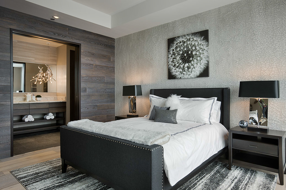 Modelo de habitación de invitados contemporánea grande sin chimenea con paredes multicolor y suelo de bambú