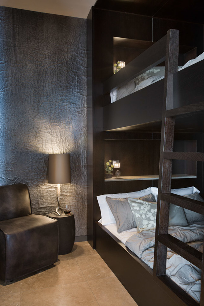 На фото: большая гостевая спальня (комната для гостей) в современном стиле с серыми стенами и полом из керамической плитки без камина