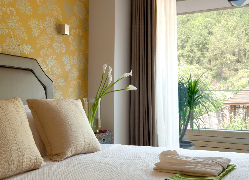 Diseño de dormitorio principal minimalista grande con paredes amarillas