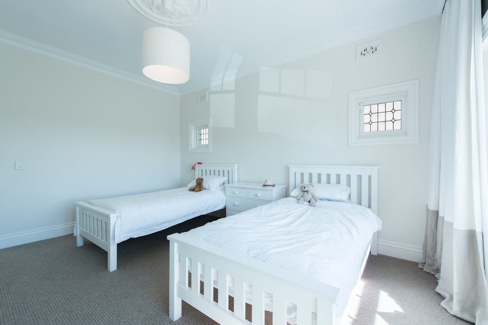 На фото: спальня среднего размера в классическом стиле с белыми стенами, ковровым покрытием и бежевым полом с