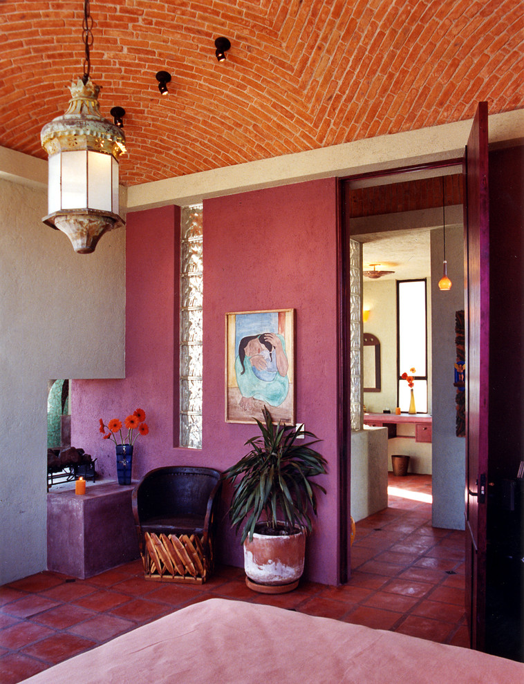 Diseño de dormitorio mediterráneo con suelo rojo