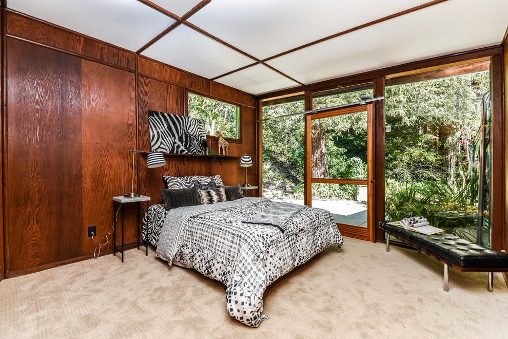 Стильный дизайн: большая хозяйская спальня в стиле ретро с коричневыми стенами, ковровым покрытием и бежевым полом без камина - последний тренд