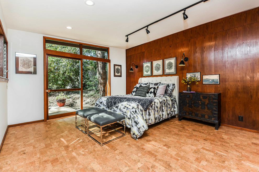 Foto de dormitorio principal vintage grande sin chimenea con paredes blancas, suelo de corcho y suelo marrón
