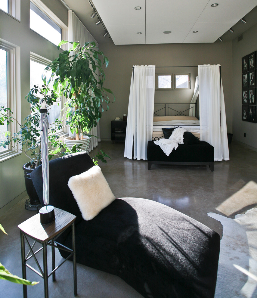Geräumiges Modernes Hauptschlafzimmer mit Betonboden, grauem Boden und beiger Wandfarbe in Baltimore