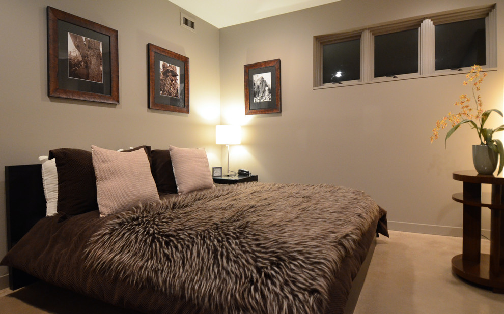 ボルチモアにある中くらいなコンテンポラリースタイルのおしゃれな客用寝室 (暖炉なし、ベージュの床、グレーとブラウン、ベージュの壁、コンクリートの床)
