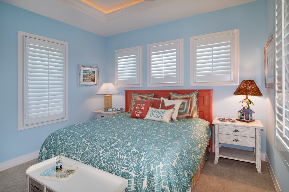 Diseño de habitación de invitados exótica de tamaño medio con paredes azules, suelo beige y moqueta