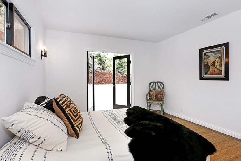 Источник вдохновения для домашнего уюта: хозяйская спальня среднего размера в стиле фьюжн с белыми стенами и паркетным полом среднего тона без камина