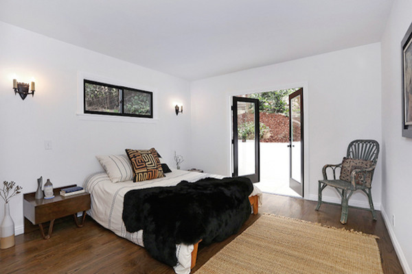 Mittelgroßes Mediterranes Hauptschlafzimmer ohne Kamin mit weißer Wandfarbe und braunem Holzboden in Los Angeles