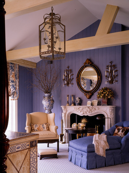 Klassisk inredning av ett sovrum, med lila golv