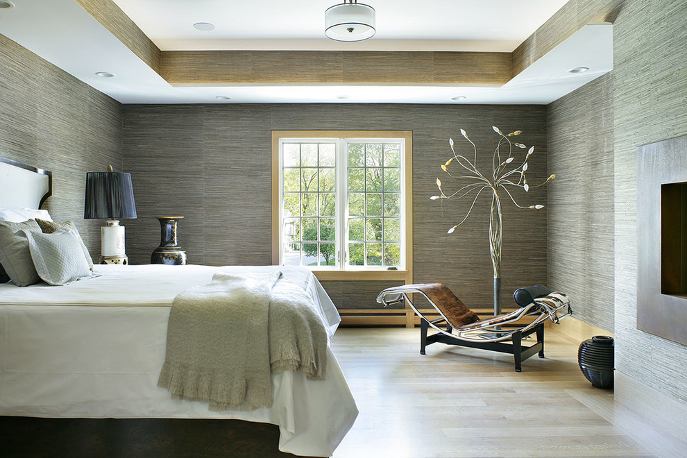 Modernes Hauptschlafzimmer mit grauer Wandfarbe und hellem Holzboden in New York