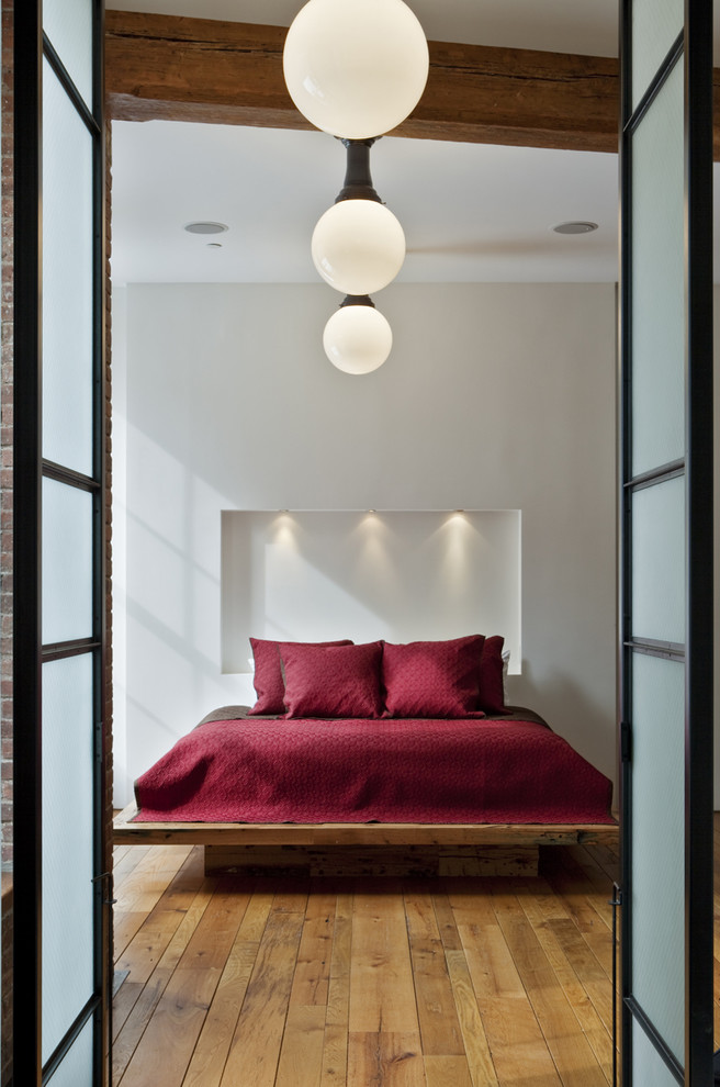 Стильный дизайн: гостевая спальня среднего размера, (комната для гостей) на мансарде в стиле лофт с белыми стенами и паркетным полом среднего тона без камина - последний тренд