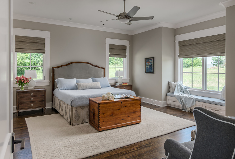 Großes Country Hauptschlafzimmer mit grauer Wandfarbe, dunklem Holzboden und braunem Boden in Nashville