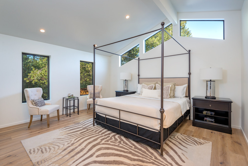 サンフランシスコにある中くらいなトランジショナルスタイルのおしゃれな主寝室 (白い壁、淡色無垢フローリング、暖炉なし、ベージュの床) のインテリア
